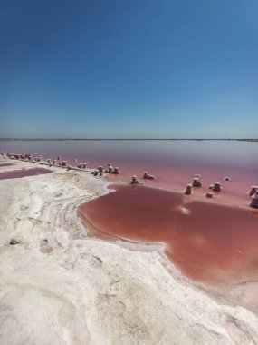 Pembe su ve tuz sütunlu tuzlu göl