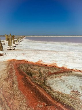 Pembe su ve tuz sütunlu tuzlu pembe göl