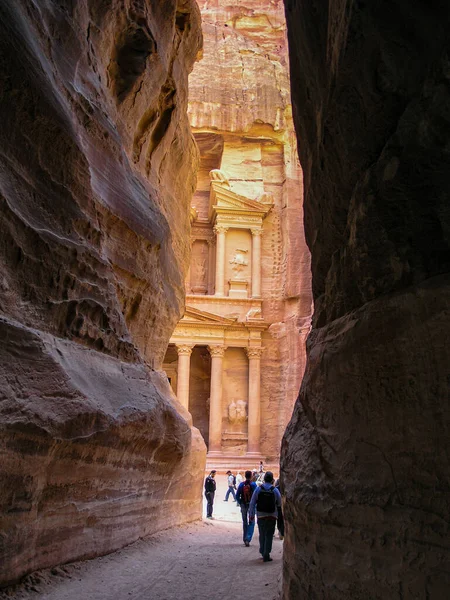 Camino Estrecho Desfiladero Tesorería Cueva Rosa Antigua Ciudad Desierto Jordania — Foto de Stock