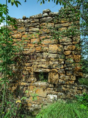 Dağıstan 'daki Peru Machu Picchu gibi yeşil dağların yüksekliğindeki duvarları ve kuleleri olan ölü ortaçağ taşlarının kalıntılarına açılan kapılar.  