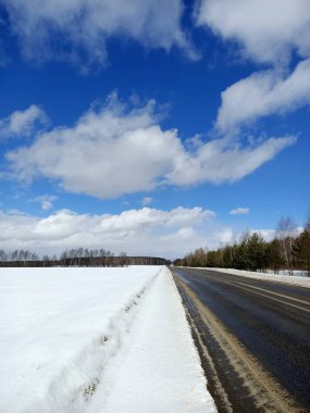 Güneşli mavi gökyüzünün altındaki vadide beyaz kış karı