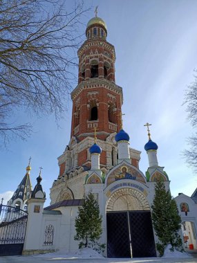 Ryazan şehrinin yakınlarındaki eski ortaçağ manastır kalesinin duvarları ve kulesi. Nehir kıyısındaki küçük bir Rus şehri.