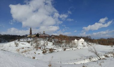 Ryazan şehrinin yakınlarındaki eski ortaçağ manastır kalesinin duvarları ve kulesi. Nehir kıyısındaki küçük bir Rus şehri.
