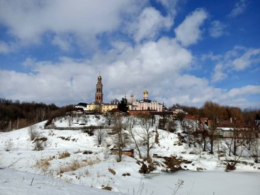 Ryazan şehrinin yakınlarındaki eski ortaçağ manastır kalesinin duvarları ve kulesi. Nehir kıyısındaki küçük bir Rus şehri.