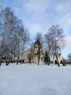 Mavi gökyüzünün altındaki dağlarda, derin vadide ortaçağ ezmesi.