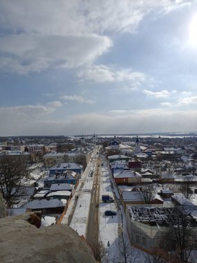 Moskova yakınlarındaki ortaçağ şehrinin panoramik manzarası. Eski Kremlin manzaralı mavi gökyüzü altında.