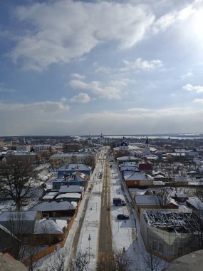 Moskova yakınlarındaki ortaçağ şehrinin panoramik manzarası. Eski Kremlin manzaralı mavi gökyüzü altında.