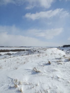 Nehrin buzunun üzerindeki beyaz kar tarlası Mavi gökyüzünün altında bulutlarla