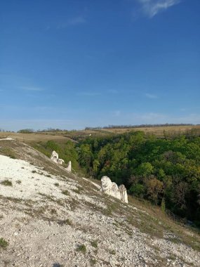 Rus çayırlarındaki tebeşir mağaralarında kutsal Ortodoks kiliseleri ve manastırı, mavi gökyüzünün altında tebeşir ve kayalar var.