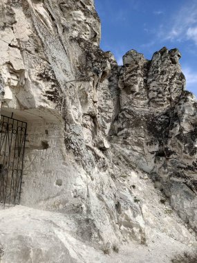 Rus çayırlarındaki tebeşir mağaralarında kutsal Ortodoks kiliseleri ve manastırı, mavi gökyüzünün altında tebeşir ve kayalar var.