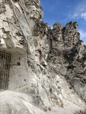 Rus çayırlarındaki tebeşir mağaralarında kutsal Ortodoks kiliseleri ve manastırı, mavi gökyüzünün altında tebeşir ve kayalar var.