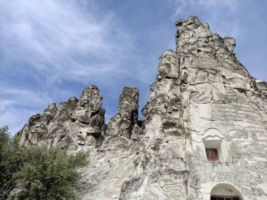 Rus çayırlarındaki tebeşir mağaralarında kutsal Ortodoks kiliseleri ve manastırı, mavi gökyüzünün altında tebeşir ve kayalar var.