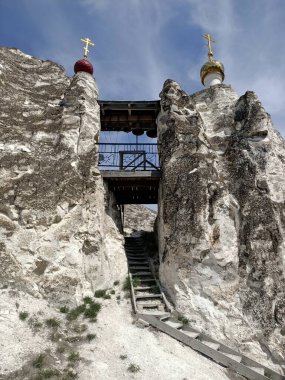 Rus çayırlarındaki tebeşir mağaralarındaki ortodoks kiliseleri ve manastırları tebeşir kayalıkları ve mavi gökyüzünün altındaki kayalar.