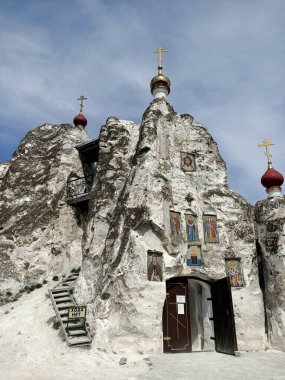 Rus çayırlarındaki tebeşir mağaralarındaki ortodoks kiliseleri ve manastırları tebeşir kayalıkları ve mavi gökyüzünün altındaki kayalar.