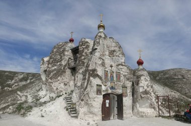 Rus çayırlarındaki tebeşir mağaralarındaki ortodoks kiliseleri ve manastırları tebeşir kayalıkları ve mavi gökyüzünün altındaki kayalar.