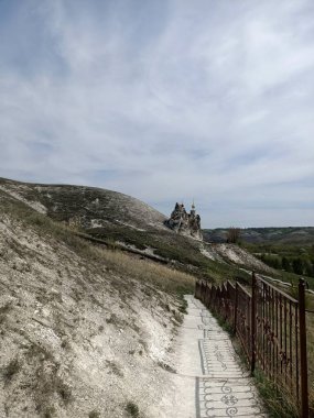 Rus çayırlarındaki tebeşir mağaralarındaki ortodoks kiliseleri ve manastırları tebeşir kayalıkları ve mavi gökyüzünün altındaki kayalar.