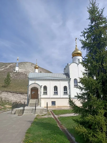 Cerkwie Klasztor Kredowych Jaskiniach Górskich Rosyjskich Łąkach Klifami Kredowymi Skałami — Zdjęcie stockowe