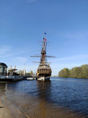 Ortaçağ savaş gemisi şehir merkezinin nehir kıyısında. 