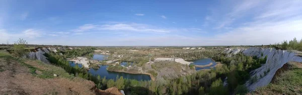 Pente Blanche Montagne Craie Bien Avec Des Lacs Dans Forêt — Photo