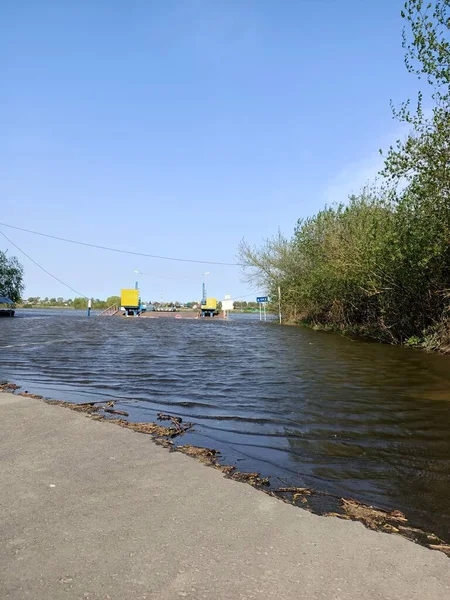 Дорога Воде Реки После Весеннего Паводка — стоковое фото