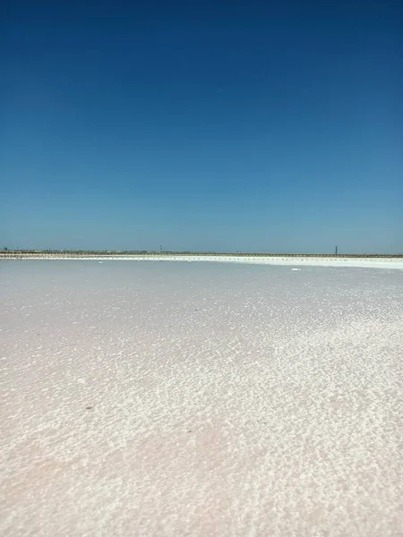 Camada Sal Branco Lago Sal Rosa Rosa Sob Céu Azul — Fotografia de Stock