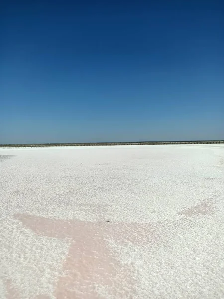 Warstwa Soli Białej Różowym Jeziorze Soli Różanej Pod Błękitnym Niebem — Zdjęcie stockowe