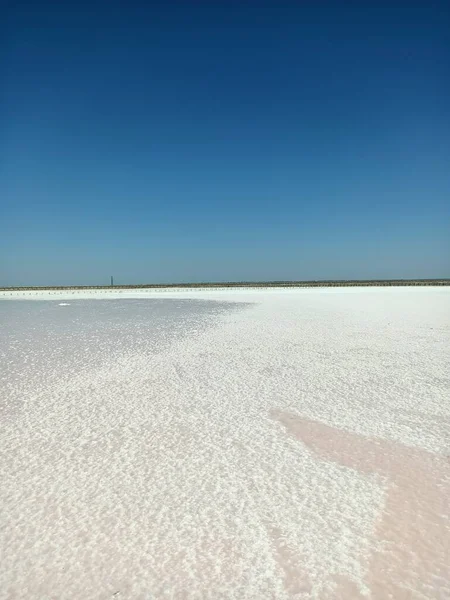 Schicht Aus Weißem Salz Auf Dem Rosa Rosensalzsee Unter Blauem — Stockfoto