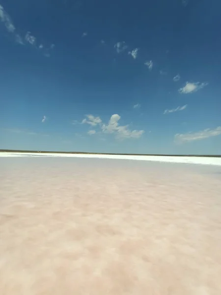 Camada Sal Branco Lago Sal Rosa Rosa Sob Céu Azul — Fotografia de Stock