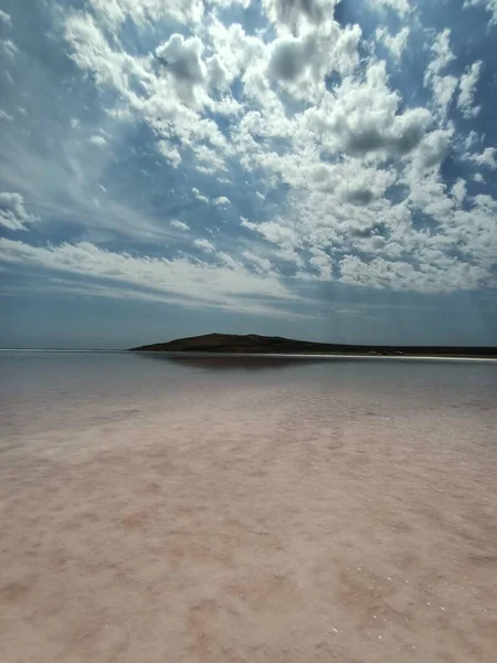 Bellissimo Lago Rosa Sale Rosa Sotto Cielo Blu — Foto Stock