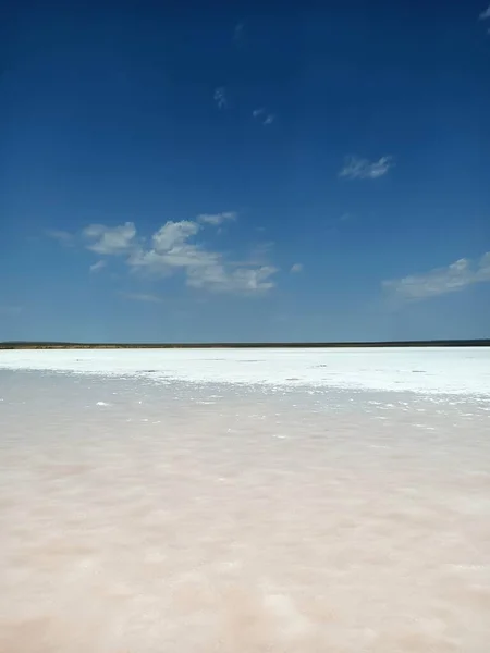 Camada Sal Branco Lago Sal Rosa Rosa Sob Céu Azul — Fotografia de Stock