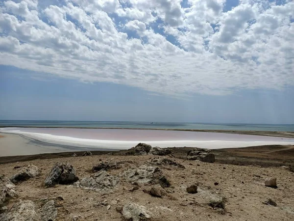 Lago Salato Rosa Con Sale Bianco Nero Sulla Spiaggia — Foto Stock