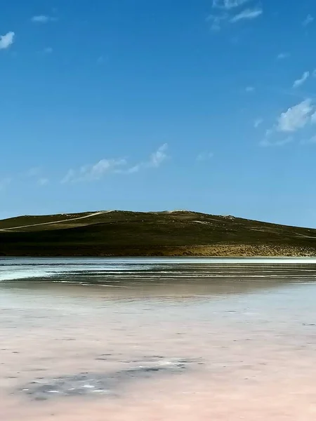 Ροζ Αλμυρή Λίμνη Μαύρο Τρελό Και Λευκό Αλάτι Στην Παραλία — Φωτογραφία Αρχείου