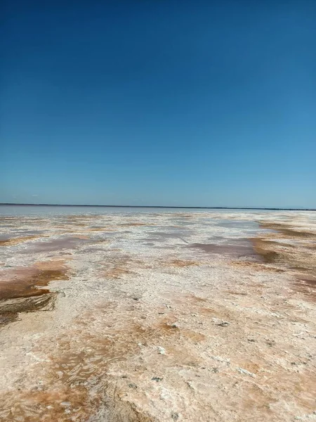 ピンク色の塩湖の火星の風景は — ストック写真