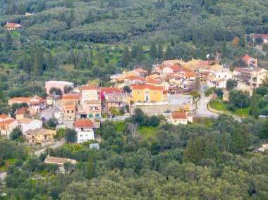Yunanistan 'ın Korfu kentindeki geleneksel bir dağ köyü olan Xanthates' in hava manzarası. Klasik Yunan mimarisi ve yemyeşil tepelere yerleştirilmiş kırmızı çatılar