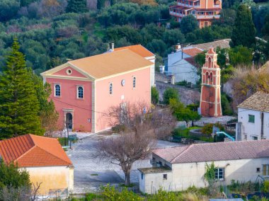 Yunanistan 'ın Agioi Douloi köyündeki geleneksel Rum Ortodoks kilisesi ve çan kulesi, doğayla çevrili Korfu, Yunanistan