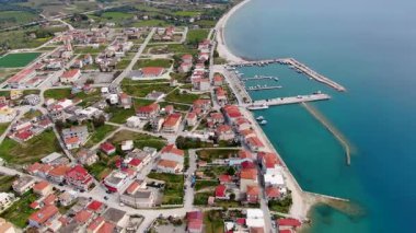 Yunanistan 'ın Aitoloakarnania kentindeki bir kıyı köyü olan Mytikas' ın insansız hava aracı görüntüsü. Güzel sahil kasabası, marina ve İyon Denizi 'ndeki Long Beach üzerinde uçuyorum.