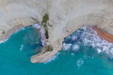Cape Drastis, Corfu, Yunanistan 'ın tepeden tırnağa panoramik hava manzarası. Turkuaz İyon Denizi 'nde eşsiz' melek kanatları 'kaya oluşumu