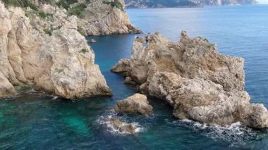 Hava Aracı, Paleokastritsa 'nın Berrak Turkuaz Sularında Dramatik Deniz Yörüngeleri ve Rocky Kayalıkları, Korfu