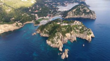 Paleokastritsa Manastırı 'nın Yüksek Hava Yörüngesi, Korfu, Yunanistan, Turkuaz İyon Denizi ve Berrak Yeşil Kıyı