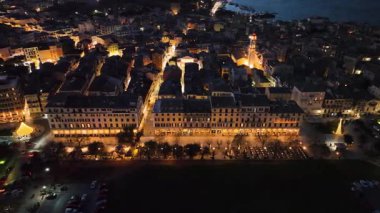 Yunanistan 'ın Korfu Eski Kasabası' ndaki Liston Gezinti Alanı ve Spianada Meydanı 'nda Gece Uçağı Yankılandı