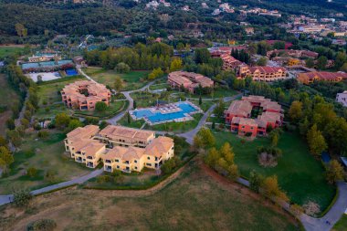 Grecotel LUXME Costa Botanica tatil beldesi, Corfu, Yunanistan 'ın havadan görünüşü - Benzersiz bir doğa ve modern konfor karışımı sunan lüks bir seyahat merkezi