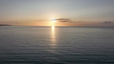 Sakin Deniz Günbatımının Sakin Su Üzerine Güneş Yansıması ile Serene Aerial Manzarası