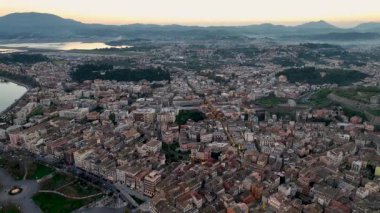 Yunanistan 'ın Corfu Town kentinin ikonik Palaio Frourio (Eski Kale) ve çarpıcı Akdeniz kıyı şeridini gözler önüne seren panoramik hava aracı görüntüsü