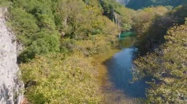 Hava aracı, Yunanistan 'ın Epirus bölgesindeki Voidomatis Nehri' ni aşan tarihi Klidonia taş köprüsünde bir kişiyi ortaya çıkarmak için geri çekildi.