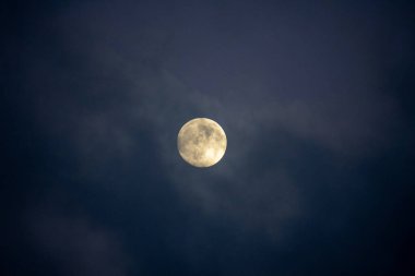 Karanlık Bir Gece Gökyüzünde Bulutlarla Dolunayı Yakın Çekim. Cadılar Bayramı, Sihir ve Kavramsal Soyut Temalar için Atmosferik Göksel Astronomi Arkaplanı.