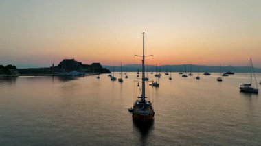 Hava Aracı Gündoğumu Korfu Eski Kale Limanı, İyon Denizi, Kerkyra Limanı, Yunan Adaları Seyahat Limanı