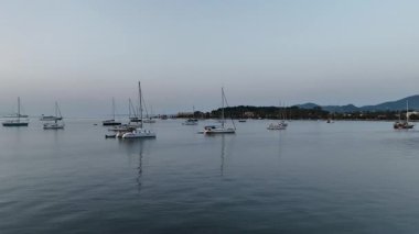 Sürat teknesi, Mavi İyon Denizi 'nde Hızlı Yolculuk, Dağlarla İHA İzleme ve Yunan Kıyı şeridi üzerinde Günbatımı, Sahilde Sahil Koyu