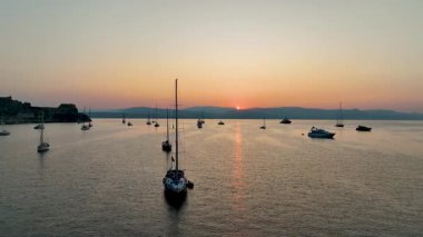 Hava Aracı Gündoğumu Korfu Eski Kale Limanı, İyon Denizi, Kerkyra Limanı, Yunan Adaları Seyahat Limanı