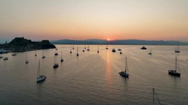 Hava Aracı Gündoğumu Korfu Eski Kale Limanı, İyon Denizi, Kerkyra Limanı, Yunan Adaları Seyahat Limanı