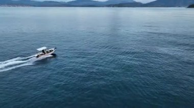 Sürat teknesi, Mavi İyon Denizi 'nde Hızlı Yolculuk, Dağlarla İHA İzleme ve Yunan Kıyı şeridi üzerinde Günbatımı, Sahilde Sahil Koyu